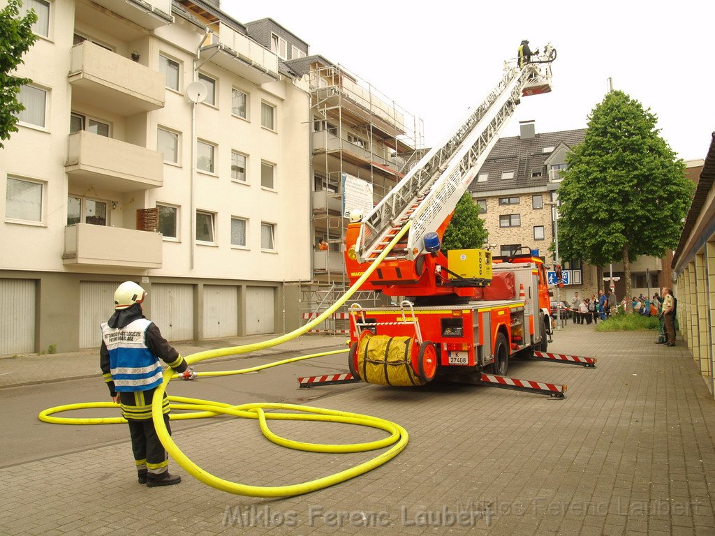 Dachstuhlbrand Koeln Vingst Hinter dem Hessgarten P78.JPG
